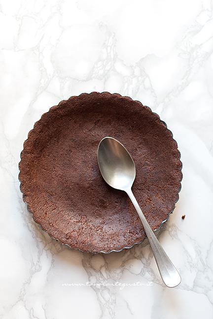 Creare il guscio base nello stampo - Crostata alla Nutella senza cottura