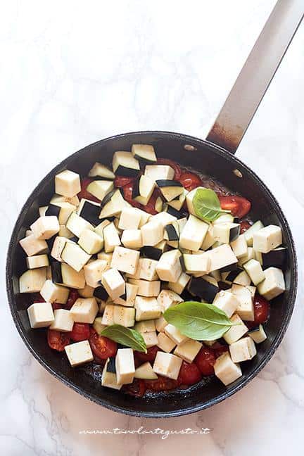 Preparare il sughetto con i pomodorini - Ricetta Melanzane a funghetto