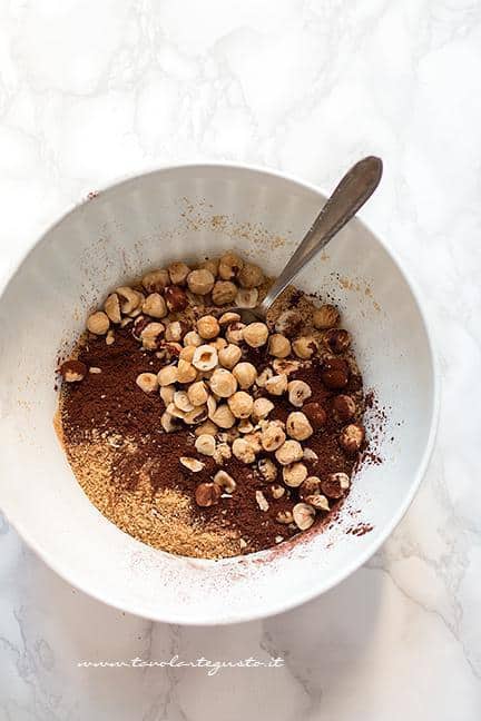 mescolare gli ingredienti secchi in una ciotola - Ricetta Brownies senza cottura