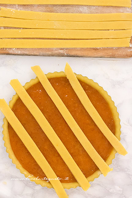 Aggiungere le striscie sulla crostata - Ricetta Crostata alla marmellata