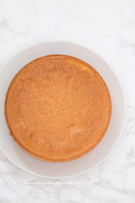 Capovolgere la base della torta su un piatto - Ricetta Torta Kinder Paradiso