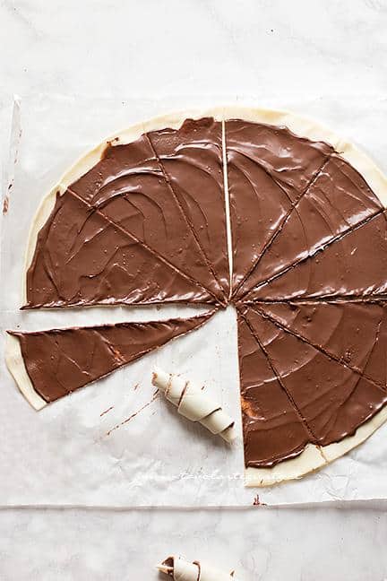Come arrotolare i cornetti di pasta sfoglia alla nutella - Ricetta Cornetti veloci alla nutella