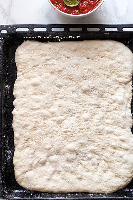 Come stendere la pizza in teglia 2 - Ricetta pizza in teglia