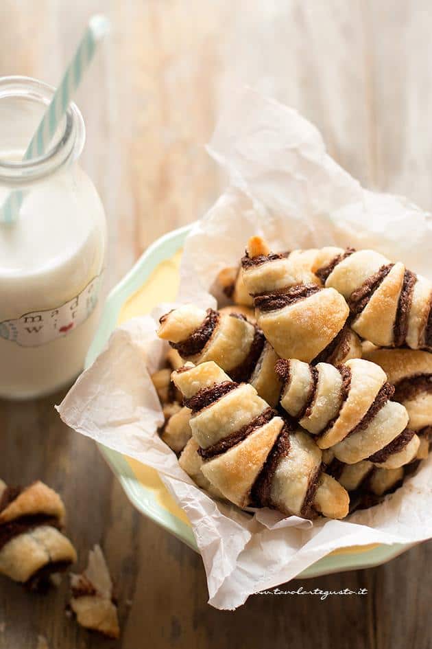 Cornetti alla nutella - Ricetta Cornetti veloci alla nutella