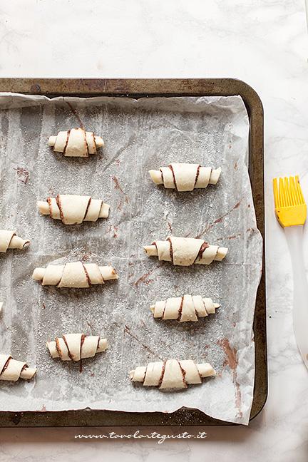 Croissant alla nutella pronti per essere infornati - Ricetta Cornetti alla nutella