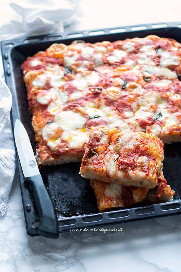 Fette morbide di pizza in teglia come in pizzeria