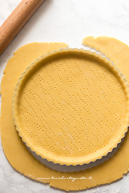 Rivestire lo stampo di pasta frolla - Ricett