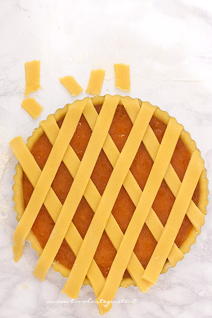 Sigillare i bordi della crostata - Ricetta Crostata alla marmellata