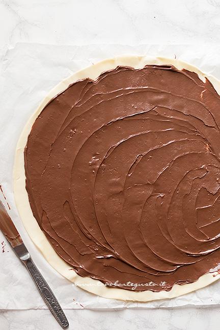 Spalmare la nutella sulla pasta sfoglia - Ricetta Cornetti alla nutella