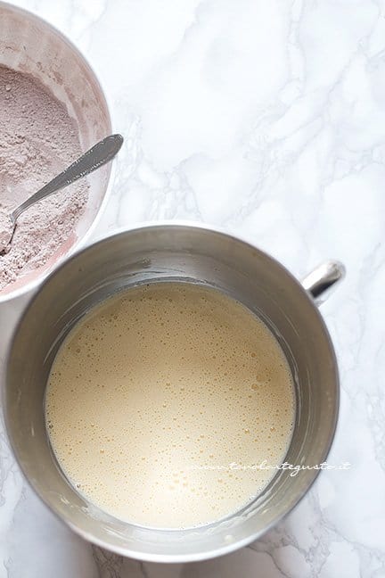 Montare uova e zucchero - Ricetta Torta pere e cioccolato
