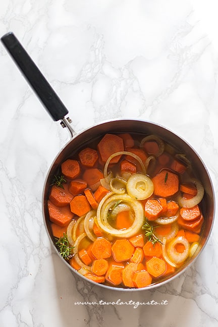 Saltare in padella le carote con la cipolla e il rosmarino - Ricetta Vellutata di zucca e carote