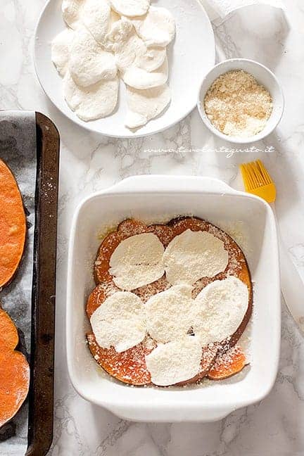 Alternare a strati zucca - provola o mozzarella - parmigiano - Ricetta Parmigiana di zucca