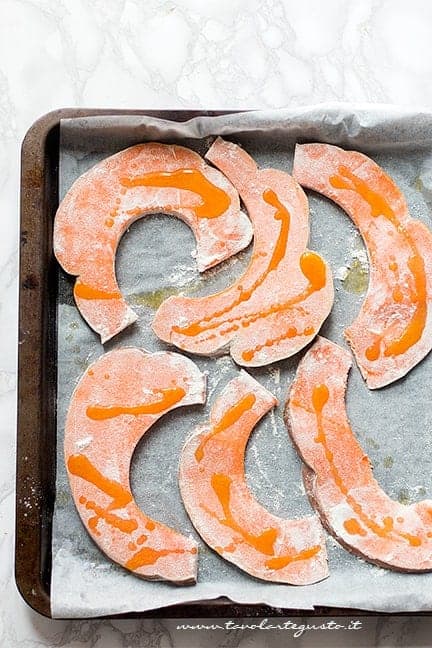 Condire la zucca con un filo d'olio - Ricetta Parmigiana di zucca