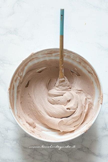 Incorporare la panna alla crema - Ricetta Millefoglie alla nocciola