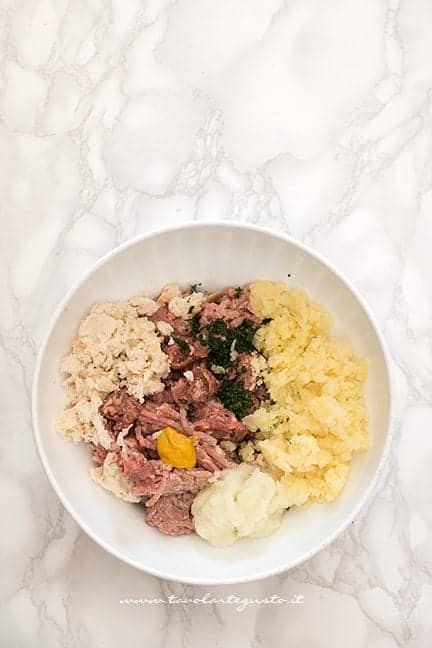 Mescolare tutti gli ingredienti in ciotola - Ricetta köttbullar, le polpette svedesi