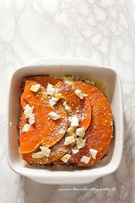 Parmigiana di zucca in teglia pronta per il forno - Ricetta Parmigiana di zucca