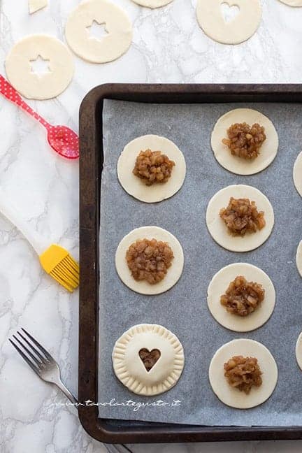 Riempiere e chiudere le apple hand pies - Ricetta Hand pies