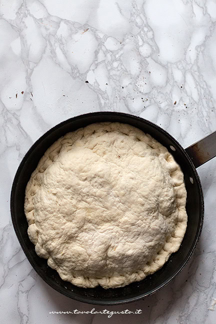 cuocere in una padella per pochi minuti - Ricetta focaccia i padella versione dolce
