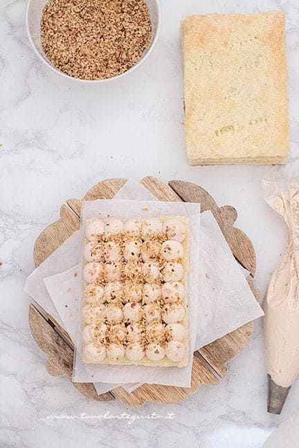 farcire la millefoglie con la crema alla nocciola - Ricetta Millefoglie alla nocciola