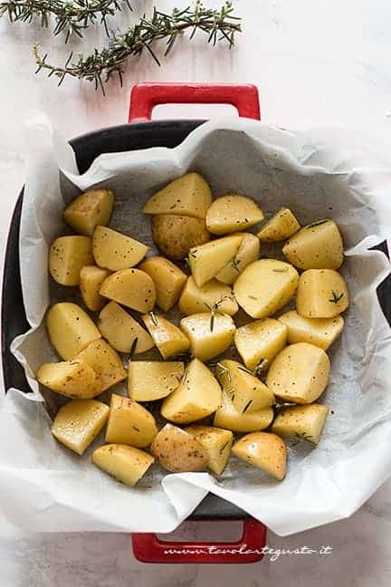 tagliare le patate, condirle e metterle in teglia - Ricetta Arrosto di pollo