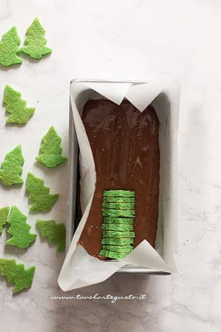 Inserire gli alberi nell'impasto - Plumcake con sorpresa di Natale