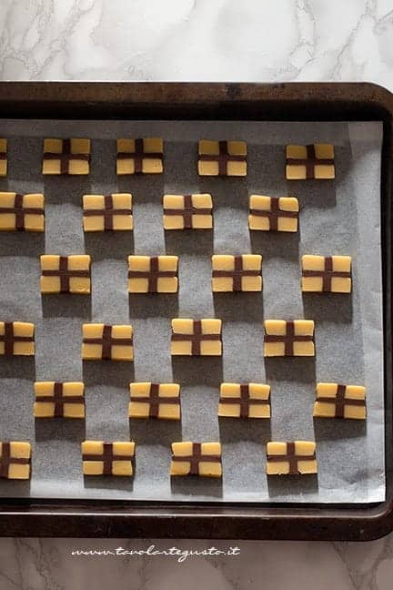 Riporre in frigo i biscottini appena affettati - Ricetta biscotti pacchetto regalo