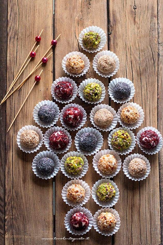 Tartufi salati sistemati a forma di albero di natale - ricetta Tartufi salati