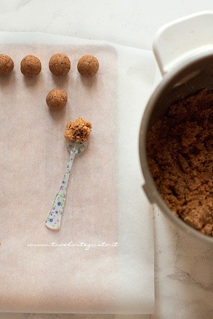 formare le palline - Ricetta Tartufi di pandoro