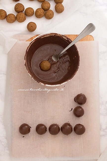 ricoprire i tartufi di cioccolato - Ricetta Tartufi di pandoro