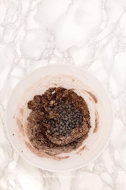Aggiungere le gocce di cioccolato - Ricetta Castagnole al cioccolato