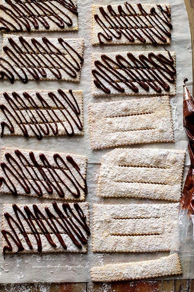 Chiacchiere al forno con la glassa al cioccolato - Ricetta Chiacchiere al forno