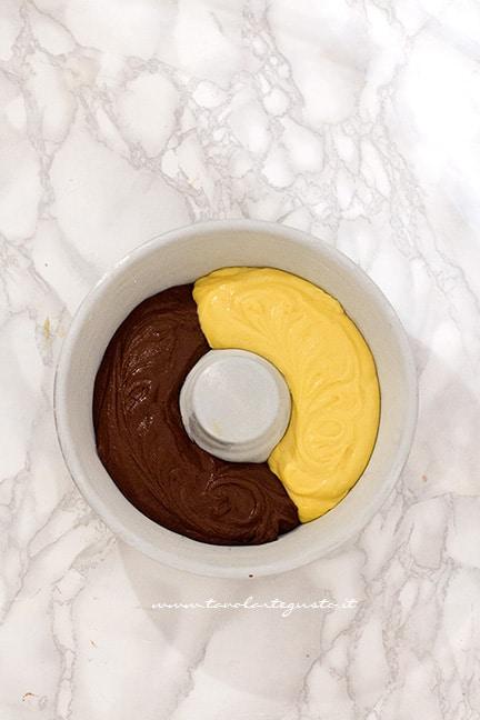 Ciambella abbraccio bicolore pronta per cuoce - Ricetta Ciambella bicolore