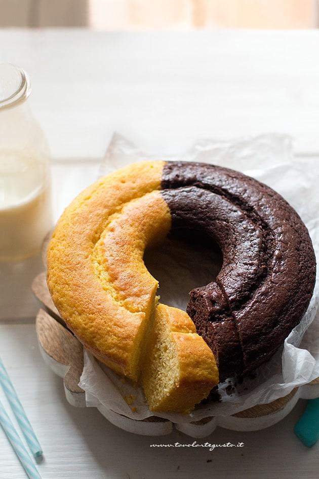 Ciambella abbraccio bicolore vaniglia e cacao - Ricetta Ciambella bicolore