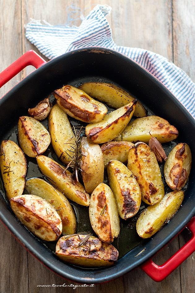 Patate al forno croccanti fuori e morbide dentro - Ricetta Patate al forno