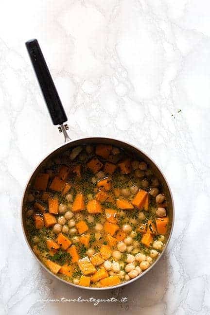 aggiungere acqua per allungare la minestra - Ricetta Minestra di zucca e ceci