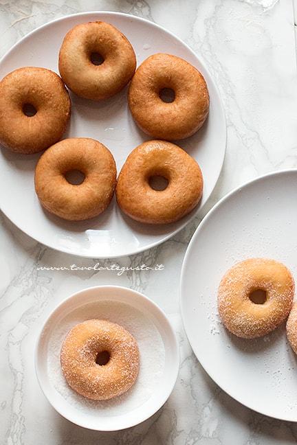 tuffare le ciambelle nello zucchero - Ricetta ciambelle vegan soffici senza uova, burro e latte