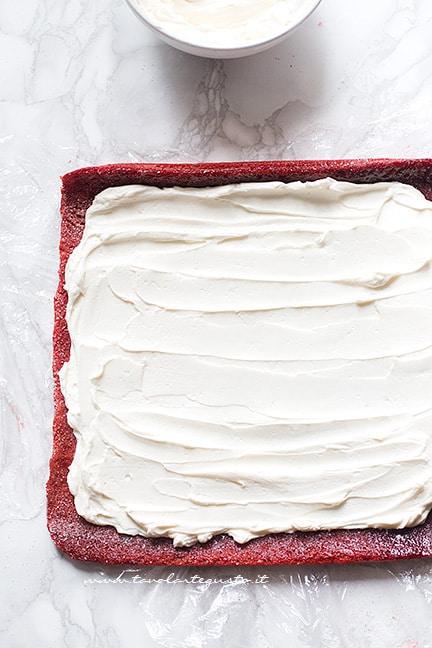 Farcire il rotolo red velvet con la crema al mascarpone - Ricetta Rotolo red velvet