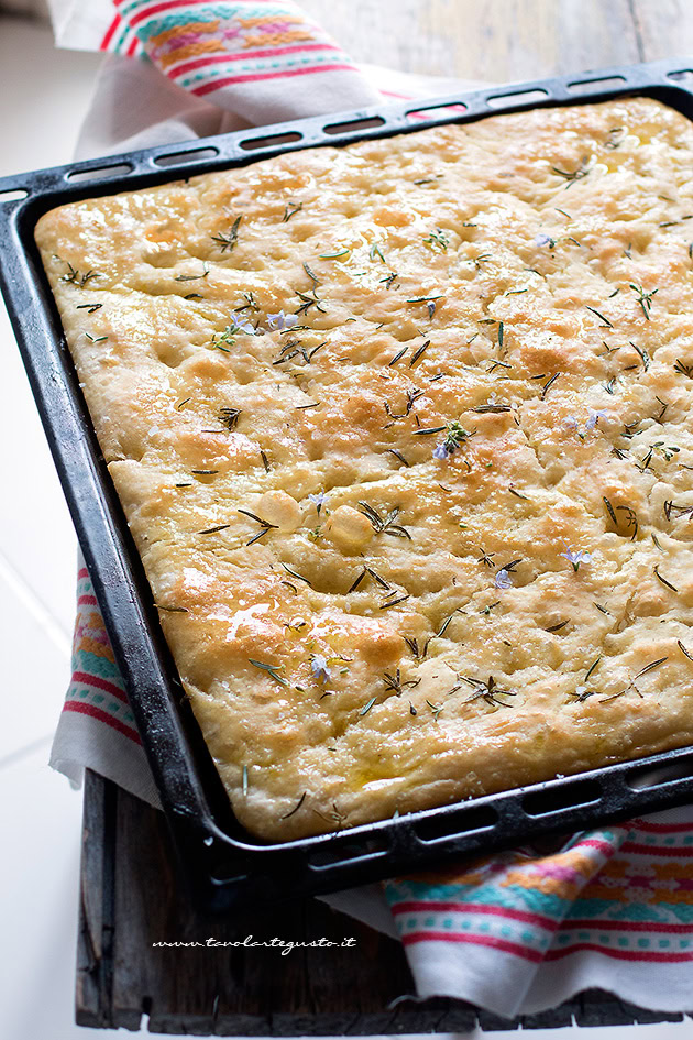 Focaccia morbida (Focaccia classica bianca) - Ricetta Focaccia