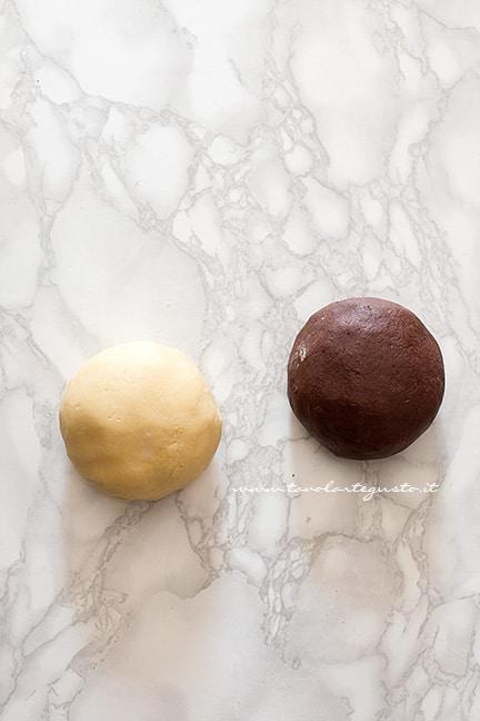 Formare 2 palle e mettere le frolle a riposare in frigo - Ricetta Biscotti Abbracci