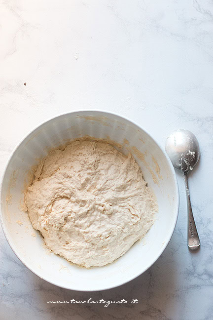 Impastare velocemente tutti gli ingredienti -Ricetta Focaccia