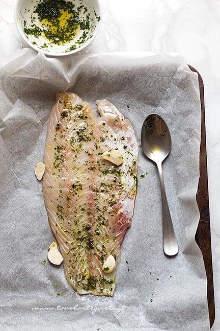 Insaporire il filetto di persico con le erbe aromatiche - Ricetta Persico al forno