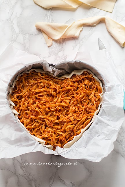 aggiungere le tagliatelle nella sfoglia - Ricetta Tagliatelle in crosta