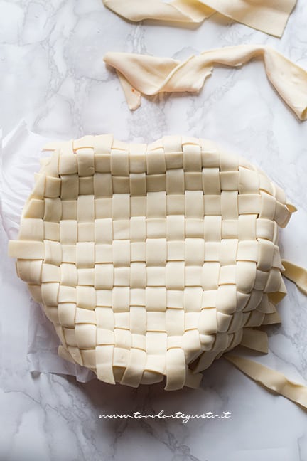 aggiungere l'intreccio sulle tagliatelle - Ricetta Tagliatelle in crosta