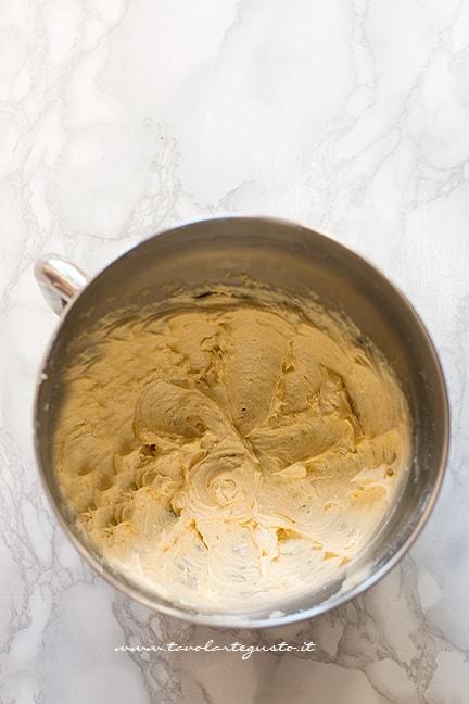 burro, zucchero, uova e vaniglia montate - Ricetta Biscotti Abbracci