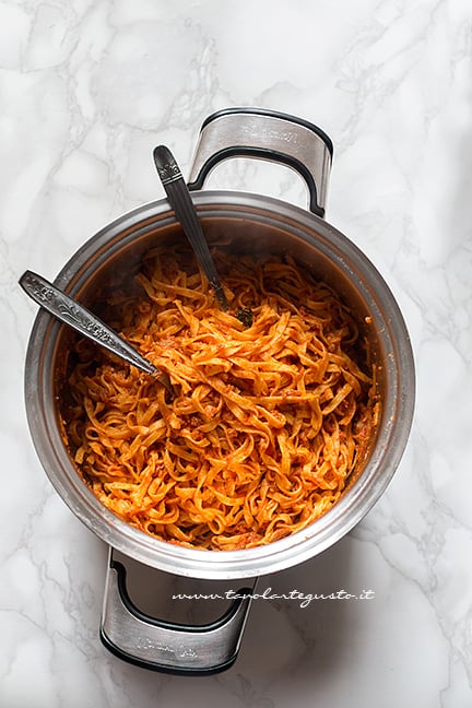 condire le tagliatelle con il ragù - Ricetta Tagliatelle in crosta