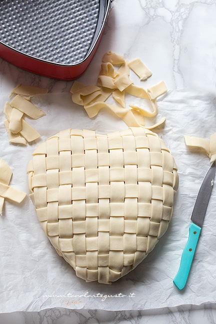 rifinire i bordi - Ricetta Tagliatelle in crosta