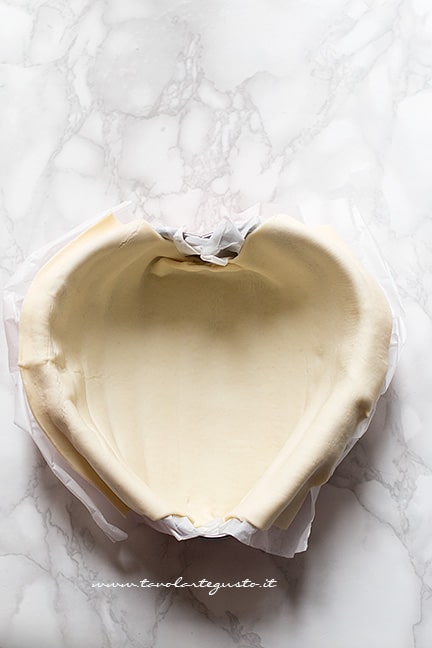 rivestire di sfoglia uno stampo - Ricetta Tagliatelle in crosta