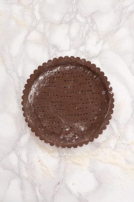 stendere la frolla al cacao nello stampo - Ricetta Crostata ricotta e nutella