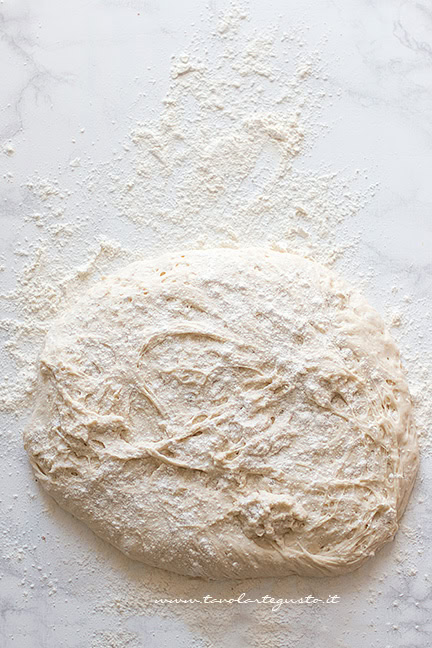 trasferire l'impasto su un piano di lavoro e infarinare - Ricetta Focaccia