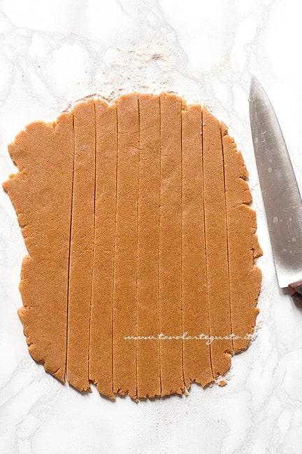 Tagliare le strisce decorative - Ricetta Crostata integrale